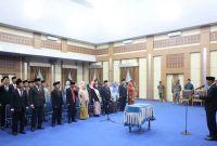 keteranagan foto singkat
Wakil Wali Kota Sungai Penuh Azhar Hamzah melantik 38 kepala sekolah SD dan SMP negeri, Selasa (20/10/2026).
