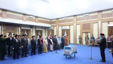 keteranagan foto singkat
Wakil Wali Kota Sungai Penuh Azhar Hamzah melantik 38 kepala sekolah SD dan SMP negeri, Selasa (20/10/2026).