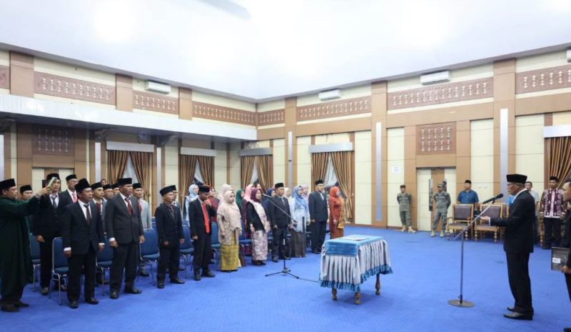 keteranagan foto singkat
Wakil Wali Kota Sungai Penuh Azhar Hamzah melantik 38 kepala sekolah SD dan SMP negeri, Selasa (20/10/2026).