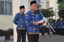 Sekda Alpian memimpin Apel Kerja Senin sekaligus mencanangkan Core Values ASN BerAKHLAK di Lapangan Kantor Wali Kota Sungai Penuh.(foto : Prokopim Kota Sungai Penuh)