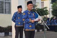 Sekda Alpian memimpin Apel Kerja Senin sekaligus mencanangkan Core Values ASN BerAKHLAK di Lapangan Kantor Wali Kota Sungai Penuh.(foto : Prokopim Kota Sungai Penuh)
