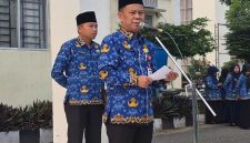 Sekda Alpian memimpin Apel Kerja Senin sekaligus mencanangkan Core Values ASN BerAKHLAK di Lapangan Kantor Wali Kota Sungai Penuh.(foto : Prokopim Kota Sungai Penuh)