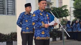 Sekda Alpian memimpin Apel Kerja Senin sekaligus mencanangkan Core Values ASN BerAKHLAK di Lapangan Kantor Wali Kota Sungai Penuh.(foto : Prokopim Kota Sungai Penuh)