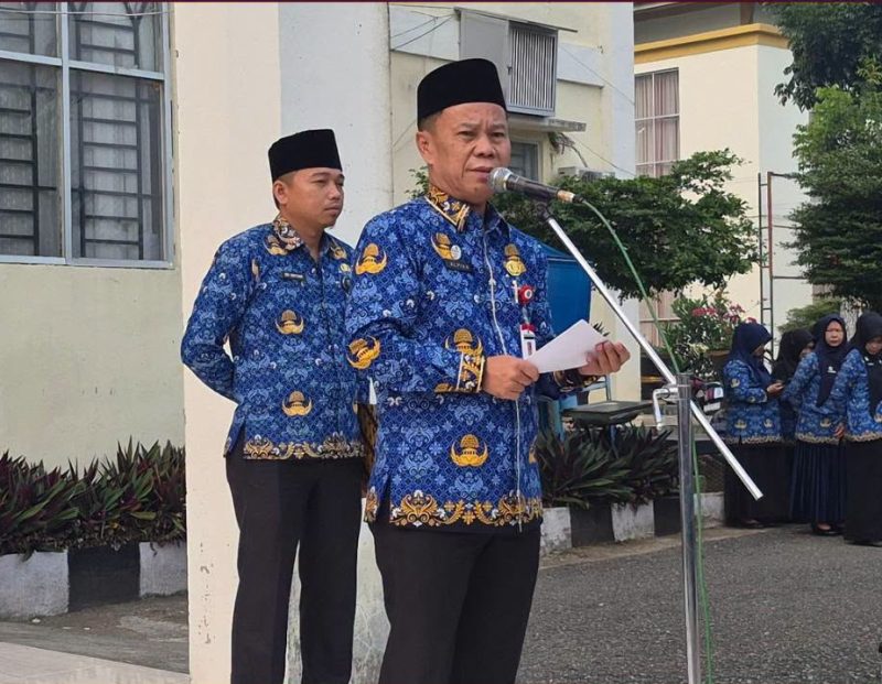 Sekda Alpian memimpin Apel Kerja Senin sekaligus mencanangkan Core Values ASN BerAKHLAK di Lapangan Kantor Wali Kota Sungai Penuh.(foto : Prokopim Kota Sungai Penuh)