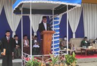 Asisten Kesra Dianda Putra memimpin upacara Hari Santri Nasional 2026 di Pondok Pesantren Arafah, Kota Sungai Penuh, Kamis (22/10/2026).