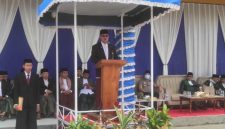 Asisten Kesra Dianda Putra memimpin upacara Hari Santri Nasional 2026 di Pondok Pesantren Arafah, Kota Sungai Penuh, Kamis (22/10/2026).