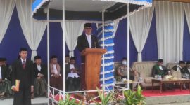 Asisten Kesra Dianda Putra memimpin upacara Hari Santri Nasional 2026 di Pondok Pesantren Arafah, Kota Sungai Penuh, Kamis (22/10/2026).