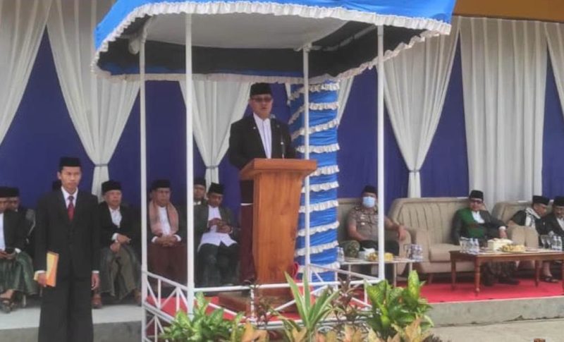 Asisten Kesra Dianda Putra memimpin upacara Hari Santri Nasional 2026 di Pondok Pesantren Arafah, Kota Sungai Penuh, Kamis (22/10/2026).