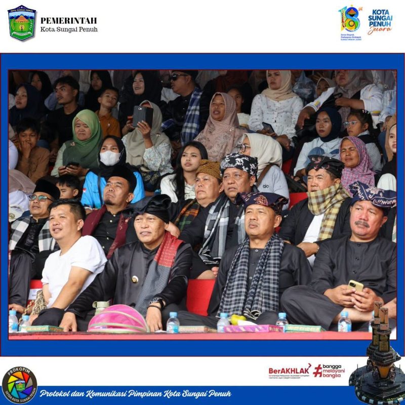 keterangan foto
Wakil Wali Kota Sungai Penuh Azhar Hamzah menghadiri penutupan Festival Budaya Kerinci 2026 di Dermaga Danau Kerinci, Minggu (25/10/2026).

