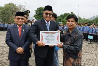 Wakil Ketua I DPRD Kota Sungai Penuh Hardizal bersama Wali Kota Alfin saat menghadiri peringatan Hari Sumpah Pemuda ke-98 di Sungai Penuh.