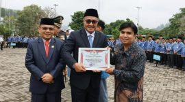 Wakil Ketua I DPRD Kota Sungai Penuh Hardizal bersama Wali Kota Alfin saat menghadiri peringatan Hari Sumpah Pemuda ke-98 di Sungai Penuh.