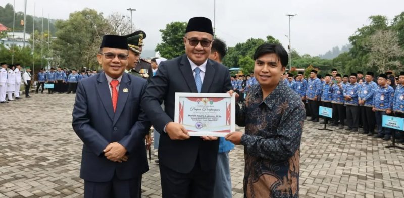 Wakil Ketua I DPRD Kota Sungai Penuh Hardizal bersama Wali Kota Alfin saat menghadiri peringatan Hari Sumpah Pemuda ke-98 di Sungai Penuh.
