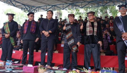 Sekda Alpian menghadiri Festival Budaya Kerinci 2026 di Dermaga Danau Kerinci.