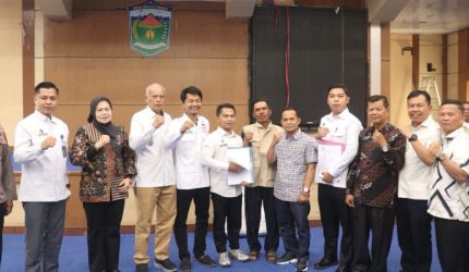 Wawako Azhar Hamzah menghadiri penandatanganan MoU Tani Merdeka dan BGN serta penyerahan bantuan pupuk organik di Sungai Penuh.