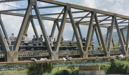 Wako Alfin meninjau tumpukan sampah di Jembatan Pinggir Air, Sungai Penuh.