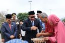 Wali Kota Sungai Penuh Alfin menyerahkan bantuan sembako dan piagam penghargaan kepada pemuda berprestasi dalam rangka Hari Sumpah Pemuda 2026.