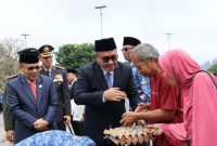 Wali Kota Sungai Penuh Alfin menyerahkan bantuan sembako dan piagam penghargaan kepada pemuda berprestasi dalam rangka Hari Sumpah Pemuda 2026.