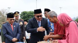 Wali Kota Sungai Penuh Alfin menyerahkan bantuan sembako dan piagam penghargaan kepada pemuda berprestasi dalam rangka Hari Sumpah Pemuda 2026.