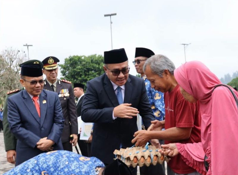 Wali Kota Sungai Penuh Alfin menyerahkan bantuan sembako dan piagam penghargaan kepada pemuda berprestasi dalam rangka Hari Sumpah Pemuda 2026.