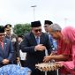 Wali Kota Sungai Penuh Alfin menyerahkan bantuan sembako dan piagam penghargaan kepada pemuda berprestasi dalam rangka Hari Sumpah Pemuda 2026.