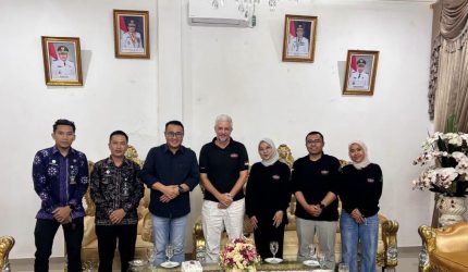 Wako Alfin menerima kunjungan Direksi Cassia Coop di Rumah Dinas Wali Kota Sungai Penuh.