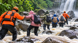 Ilustrasi AI evakuasi wisatawan saat sungai meluap di Langkuik Tinggi, Agam.