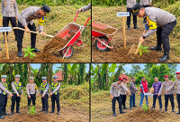 Kapolres bersama jajaran melaksanakan kegiatan penanaman pohon sebagai bentuk kepedulian terhadap lingkungan.