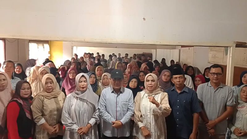 Wakil Ketua DPRD Kota Sungai Penuh, Hardizal, S.Sos., M.H., saat berdialog dengan warga dalam kegiatan reses di Kelurahan Sungai Penuh.