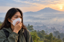 Ilustrasi kabut asap di kawasan pegunungan yang berdampak pada kualitas udara dan kesehatan pernapasan.(Foto AI INBRITA)
