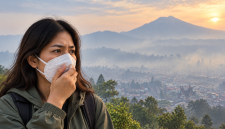 Ilustrasi kabut asap di kawasan pegunungan yang berdampak pada kualitas udara dan kesehatan pernapasan.(Foto AI INBRITA)