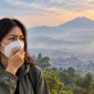 Ilustrasi kabut asap di kawasan pegunungan yang berdampak pada kualitas udara dan kesehatan pernapasan.(Foto AI INBRITA)