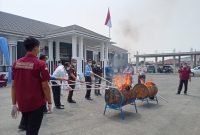 Kejari Sungai Penuh saat melaksanakan kegiatan pemusnahan barang bukti perkara pidana.