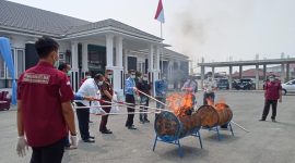 Kejari Sungai Penuh saat melaksanakan kegiatan pemusnahan barang bukti perkara pidana.