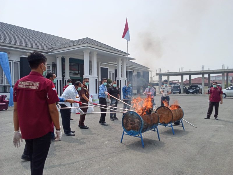 Kejari Sungai Penuh saat melaksanakan kegiatan pemusnahan barang bukti perkara pidana.