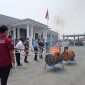 Kejari Sungai Penuh saat melaksanakan kegiatan pemusnahan barang bukti perkara pidana.
