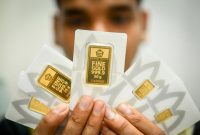 Harga emas Antam turun Rp15.000 menjadi Rp2.565.000 per gram pada perdagangan Kamis (8/10). (Foto: Rivan Awal Lingga/ANTARA FOTO/msn.com)