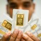 Harga emas Antam turun Rp15.000 menjadi Rp2.565.000 per gram pada perdagangan Kamis (8/10). (Foto: Rivan Awal Lingga/ANTARA FOTO/msn.com)