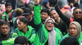 Pengemudi ojol berkumpul dan menyampaikan aspirasi terkait perlindungan serta kesejahteraan mitra pengemudi.(Foto : TRIBUNNEWS/IRWAN RISMAWAN)