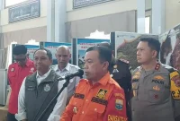 Gubernur Jambi Al Haris mendampingi Menteri Kehutanan Raja Juli Antoni memantau penanganan kebakaran hutan dan lahan di Jambi.(Foto : Tribun Jambi/Sopianto)