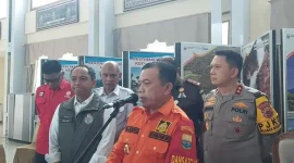 Gubernur Jambi Al Haris mendampingi Menteri Kehutanan Raja Juli Antoni memantau penanganan kebakaran hutan dan lahan di Jambi.(Foto : Tribun Jambi/Sopianto)