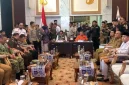 Menhut Raja Juli Antoni meninjau perkembangan penanganan karhutla di Jambi.(Foto : Tribun Jambi/Sopianto)