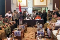 Menhut Raja Juli Antoni meninjau perkembangan penanganan karhutla di Jambi.(Foto : Tribun Jambi/Sopianto)