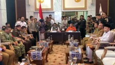 Menhut Raja Juli Antoni meninjau perkembangan penanganan karhutla di Jambi.(Foto : Tribun Jambi/Sopianto)
