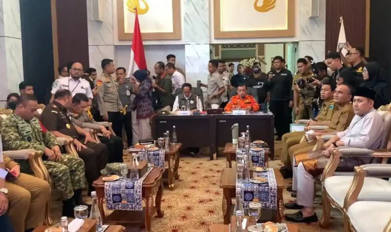 Menhut Raja Juli Antoni meninjau perkembangan penanganan karhutla di Jambi.(Foto : Tribun Jambi/Sopianto)