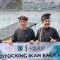 Bupati Monadi menebar bibit ikan semah di Danau Kerinci.