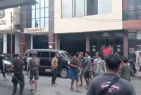 Warga mendatangi Mapolres Merangin usai penindakan tambang emas ilegal .