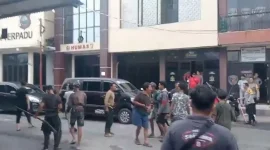 Warga mendatangi Mapolres Merangin usai penindakan tambang emas ilegal .