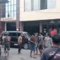 Warga mendatangi Mapolres Merangin usai penindakan tambang emas ilegal .
