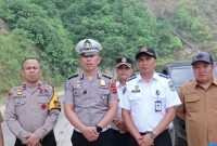 IPDA Debi Rusadi bersama Dishub dan Dinas PUPR meninjau titik rawan longsor di jalur Sungai Penuh–Tapan, Senin (12/10/2026).