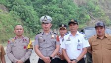 IPDA Debi Rusadi bersama Dishub dan Dinas PUPR meninjau titik rawan longsor di jalur Sungai Penuh–Tapan, Senin (12/10/2026).